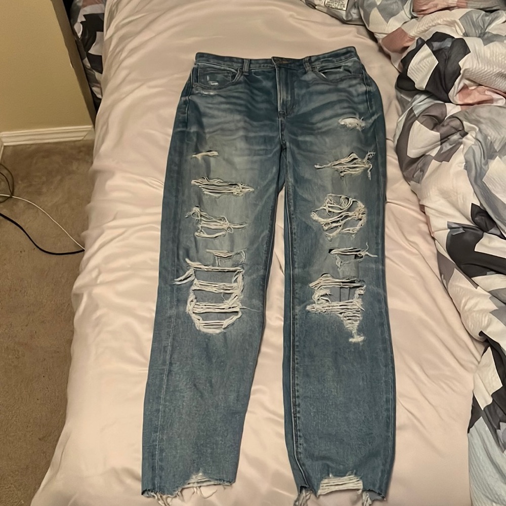 AMERICAN EAGLE MOM JEANS